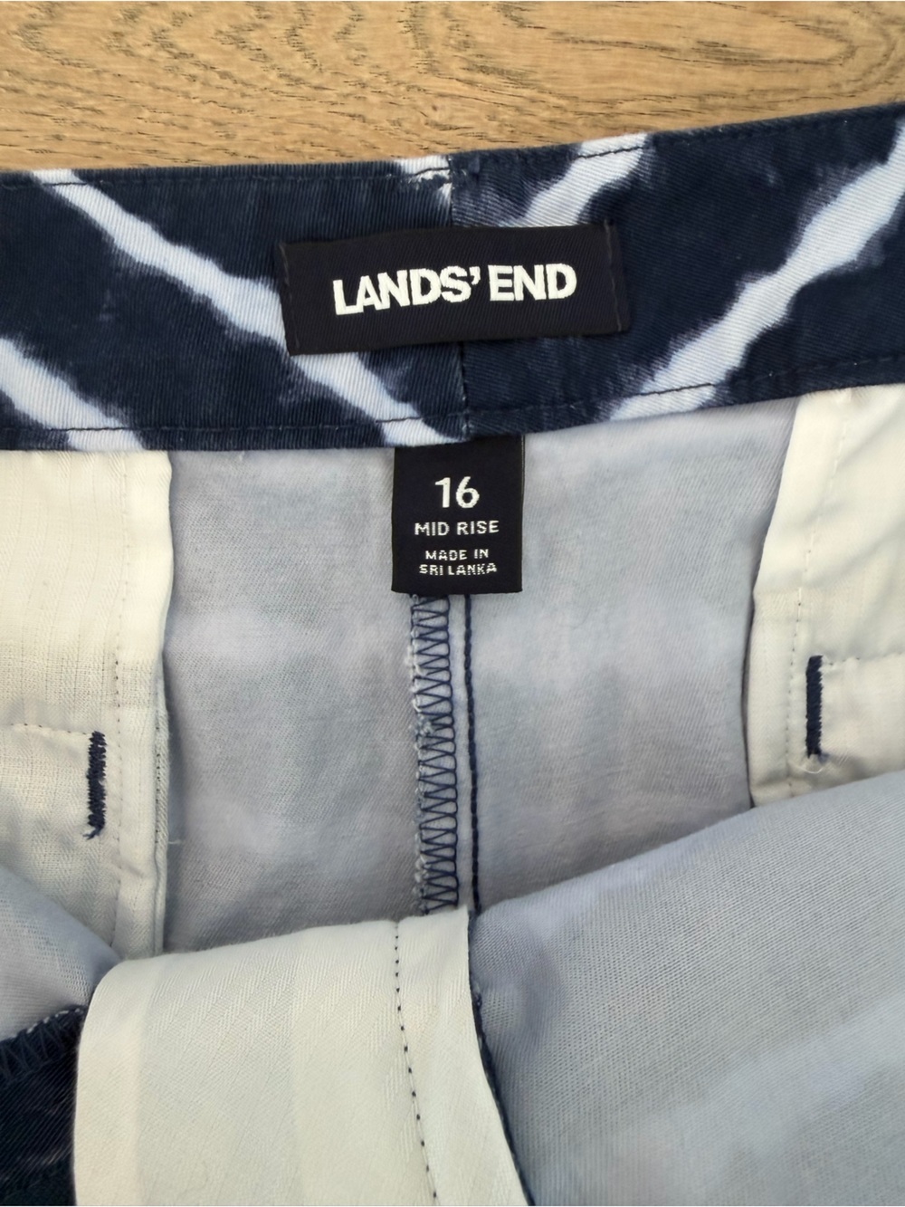 Lands’ End Tie Dye Stripe Bermuda Shorts Women’s Size 16 Navy White - Picture 3 of 4